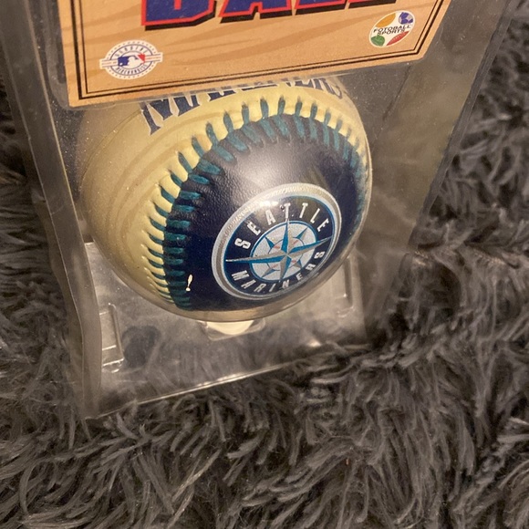 “Bat on Ball” mariners baseball on a stand - Picture 4 of 5